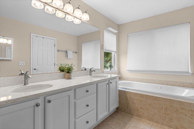 1338 Coach House Lane, South Lyon, MI 48178