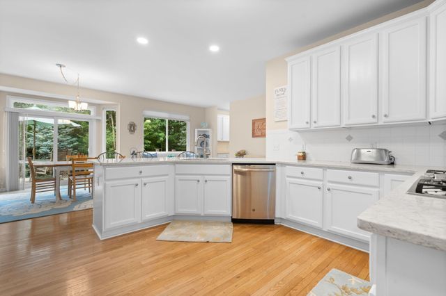 1338 Coach House Lane, South Lyon, MI 48178