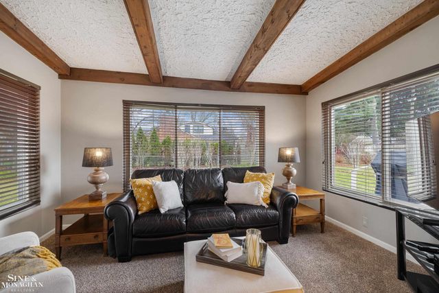 597 Hollywood Avenue, Grosse Pointe Woods, MI 48236