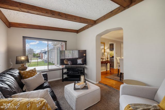 597 Hollywood Avenue, Grosse Pointe Woods, MI 48236