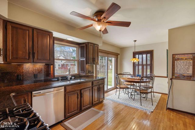 597 Hollywood Avenue, Grosse Pointe Woods, MI 48236