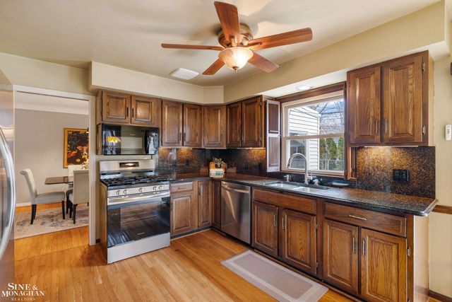 597 Hollywood Avenue, Grosse Pointe Woods, MI 48236