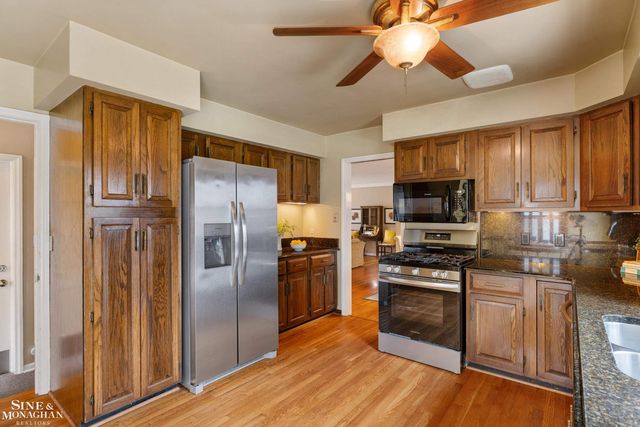 597 Hollywood Avenue, Grosse Pointe Woods, MI 48236