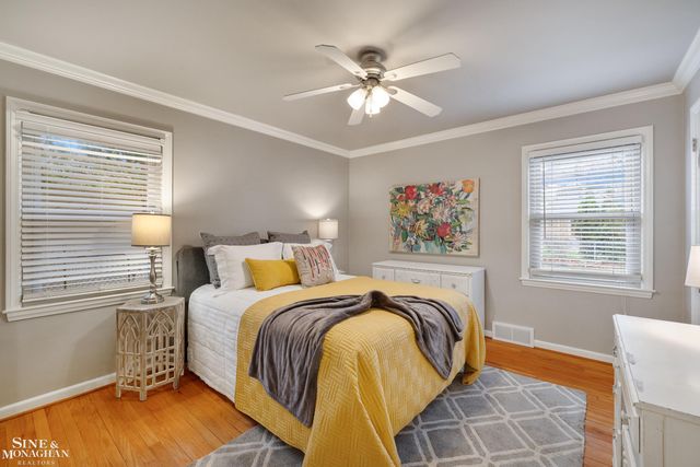 597 Hollywood Avenue, Grosse Pointe Woods, MI 48236