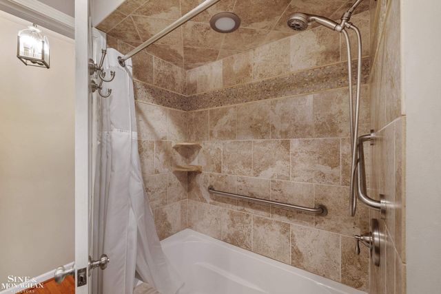 597 Hollywood Avenue, Grosse Pointe Woods, MI 48236