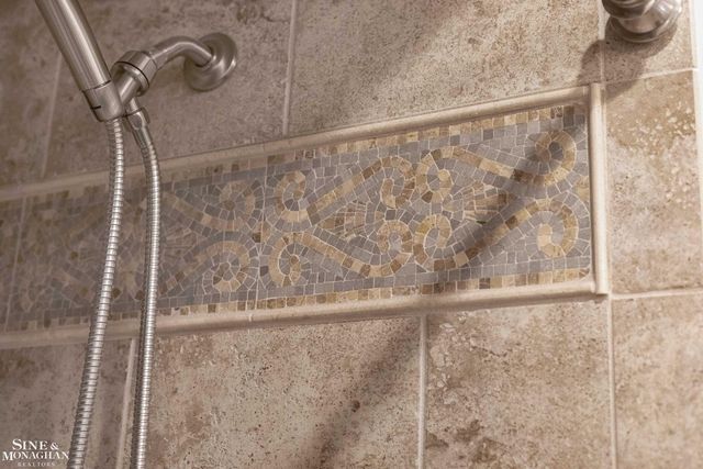 597 Hollywood Avenue, Grosse Pointe Woods, MI 48236