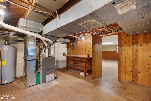 597 Hollywood Avenue, Grosse Pointe Woods, MI 48236