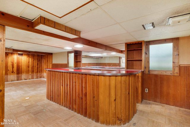 597 Hollywood Avenue, Grosse Pointe Woods, MI 48236