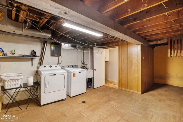 597 Hollywood Avenue, Grosse Pointe Woods, MI 48236