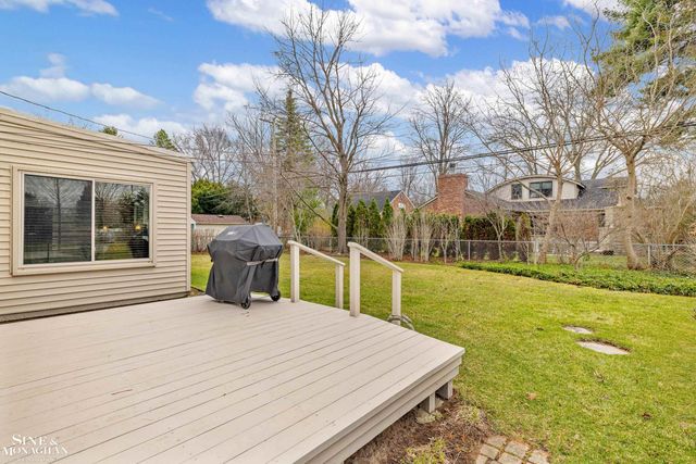 597 Hollywood Avenue, Grosse Pointe Woods, MI 48236