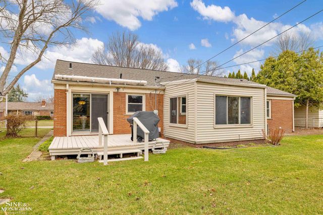 597 Hollywood Avenue, Grosse Pointe Woods, MI 48236