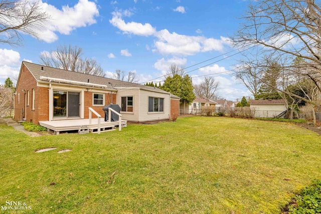 597 Hollywood Avenue, Grosse Pointe Woods, MI 48236