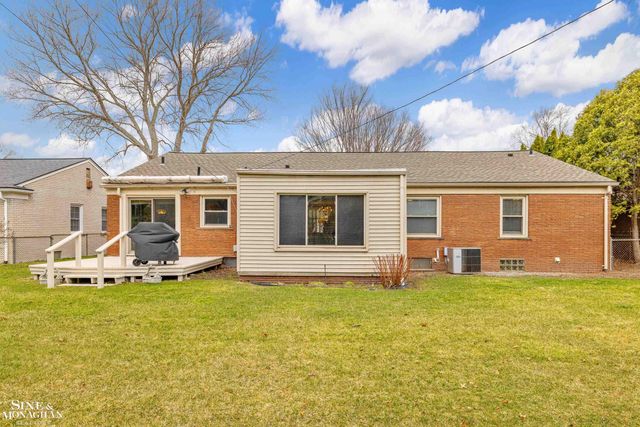 597 Hollywood Avenue, Grosse Pointe Woods, MI 48236