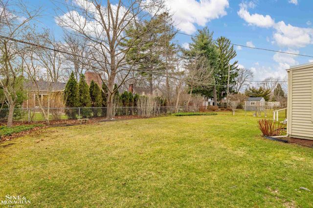 597 Hollywood Avenue, Grosse Pointe Woods, MI 48236