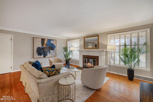 597 Hollywood Avenue, Grosse Pointe Woods, MI 48236