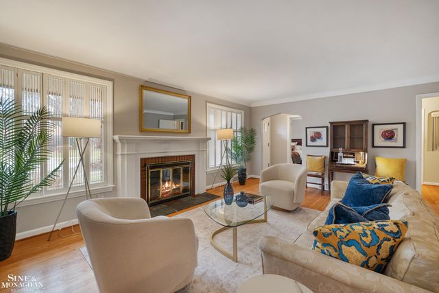 597 Hollywood Avenue, Grosse Pointe Woods, MI 48236