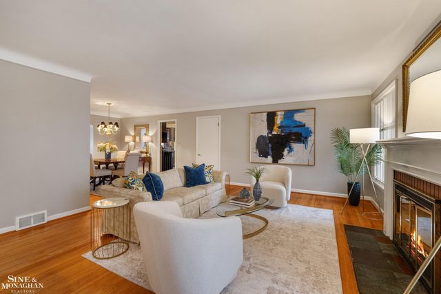 597 Hollywood Avenue, Grosse Pointe Woods, MI 48236