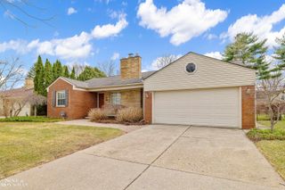 597 Hollywood Avenue, Grosse Pointe Woods, MI 48236