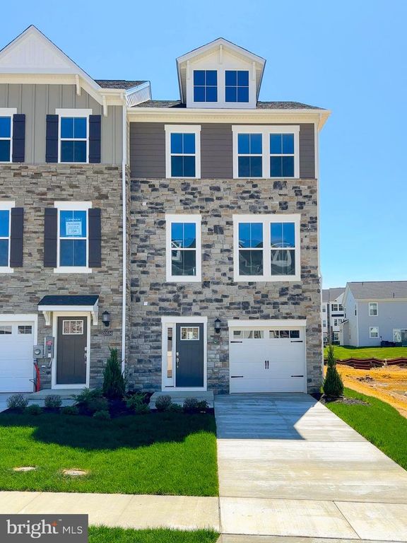 Image 1 of property listing at 10532 COBBLER PL, White Plains, MD 20695