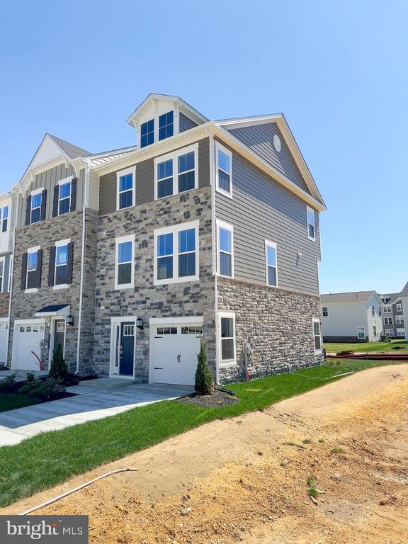 Image 2 of property listing at 10532 COBBLER PL, White Plains, MD 20695