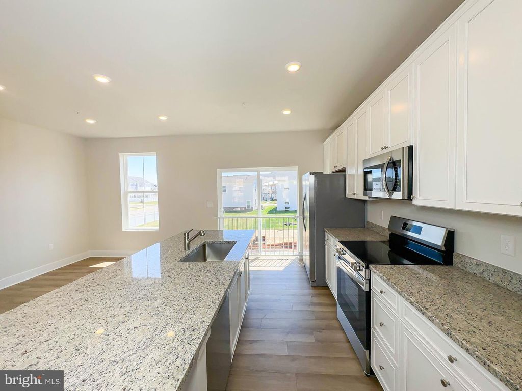 Image 6 of property listing at 10532 COBBLER PL, White Plains, MD 20695