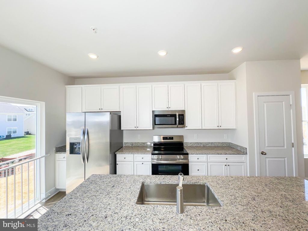 Image 7 of property listing at 10532 COBBLER PL, White Plains, MD 20695