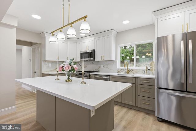 2213 CAMP HILL RD, Fort Washington, PA 19034