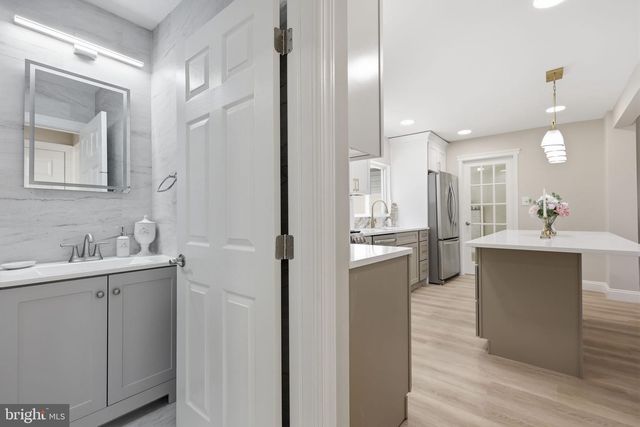 2213 CAMP HILL RD, Fort Washington, PA 19034