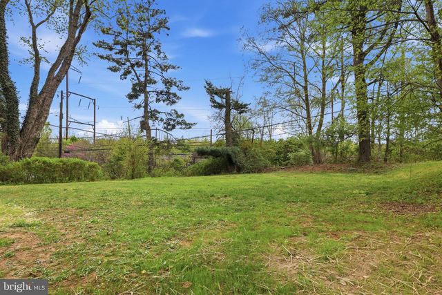 2213 CAMP HILL RD, Fort Washington, PA 19034