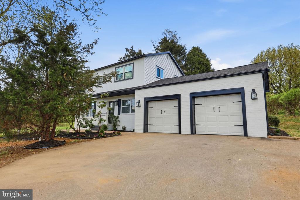 2213 CAMP HILL RD, Fort Washington, PA 19034