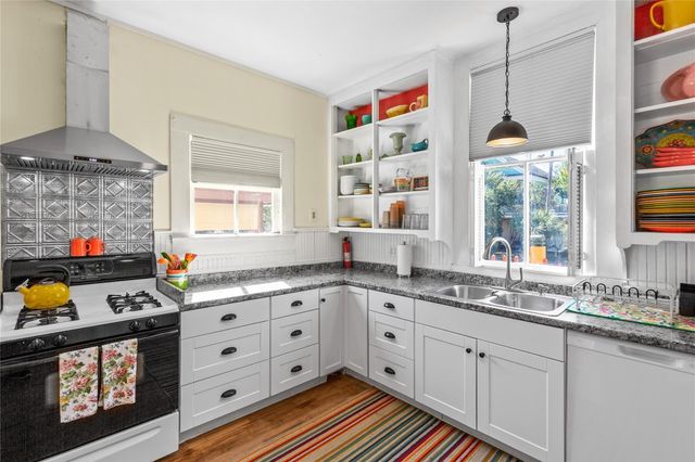 2927 Bernardo De Galvez Avenue, Galveston, TX 77550