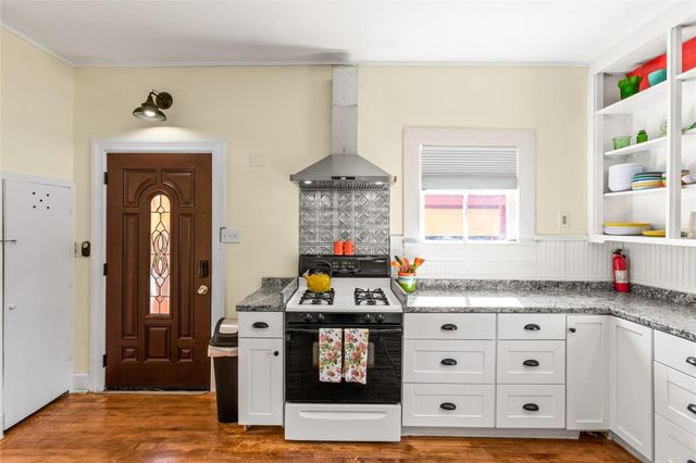 2927 Bernardo De Galvez Avenue, Galveston, TX 77550