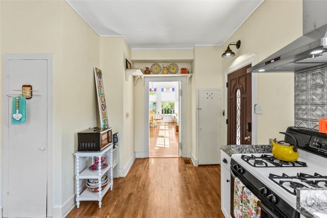 2927 Bernardo De Galvez Avenue, Galveston, TX 77550