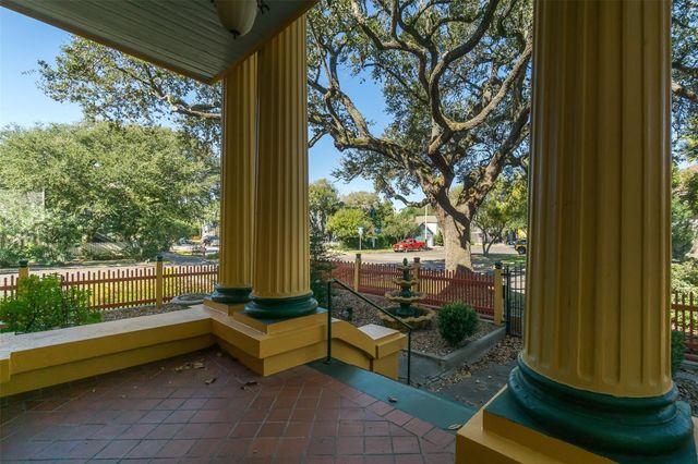 2927 Bernardo De Galvez Avenue, Galveston, TX 77550