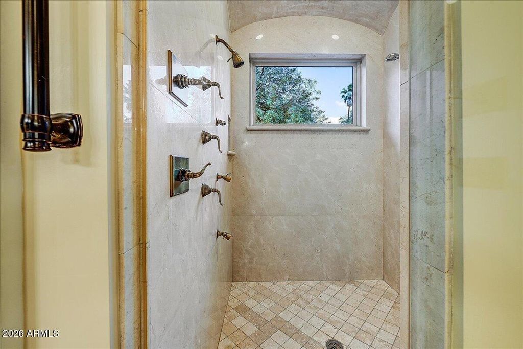 Image 23 of property listing at 4807 E CRYSTAL Lane, Paradise Valley, AZ 85253
