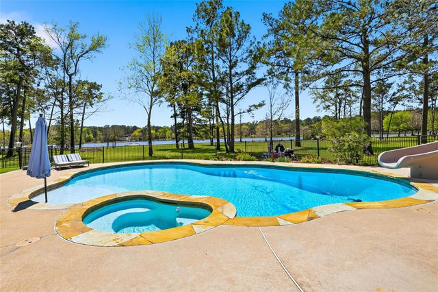 20003 Country Lake Drive N, Magnolia, TX 77355