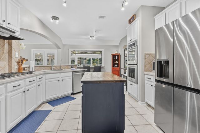 20003 Country Lake Drive N, Magnolia, TX 77355