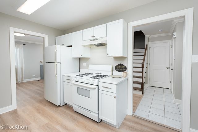 1185 Leicester Court, Wheaton, IL 60189
