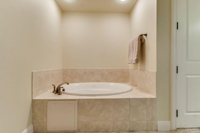 14500 River Rd 406, Pensacola, FL 32507