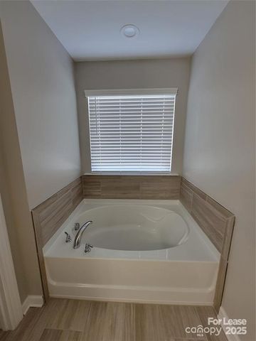 5806 Clan Maclaine Drive, Charlotte, NC 28278