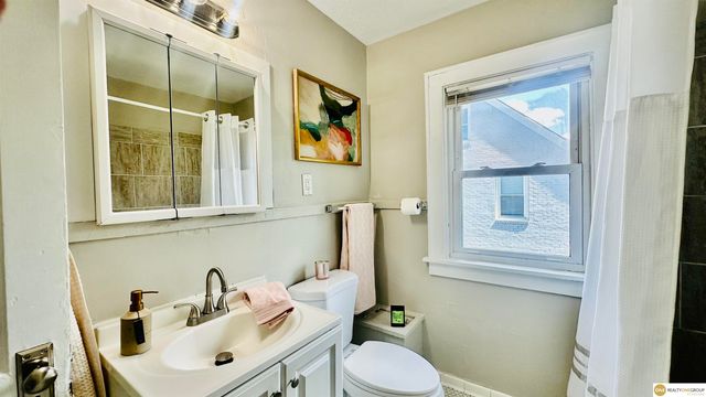 4071 Paxton Boulevard, Omaha, NE 68111