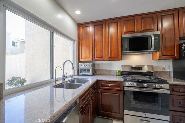 45 Oval, Irvine, CA 92604