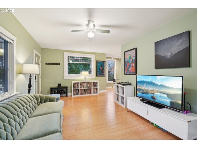 7624 Se MORRISON St, Portland, OR 97215