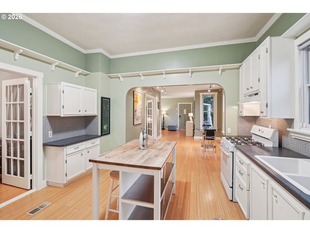 7624 Se MORRISON St, Portland, OR 97215