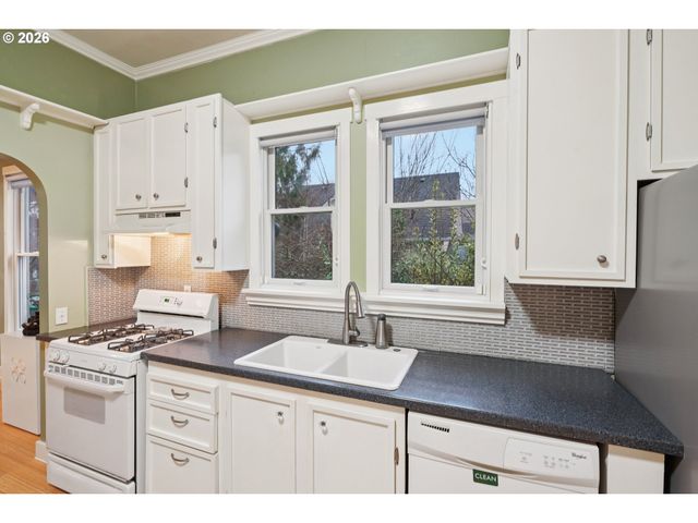 7624 Se MORRISON St, Portland, OR 97215