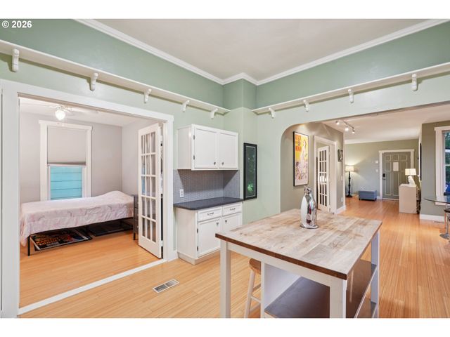 7624 Se MORRISON St, Portland, OR 97215