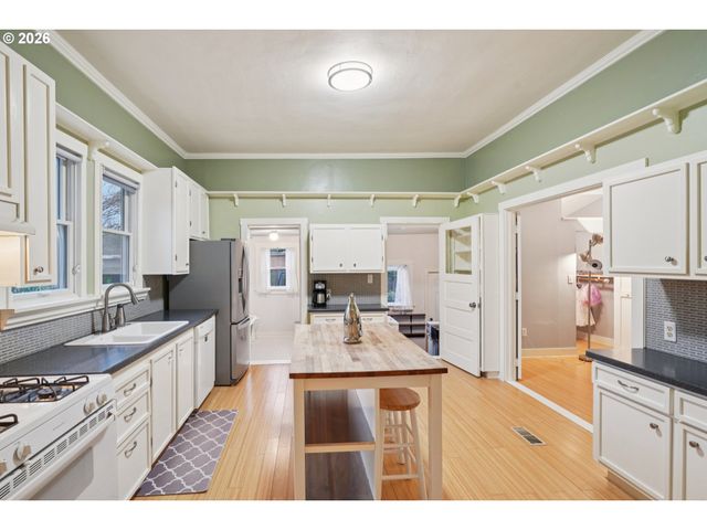 7624 Se MORRISON St, Portland, OR 97215