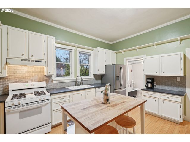 7624 Se MORRISON St, Portland, OR 97215