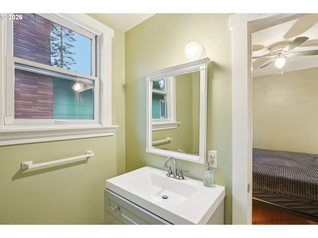 7624 Se MORRISON St, Portland, OR 97215