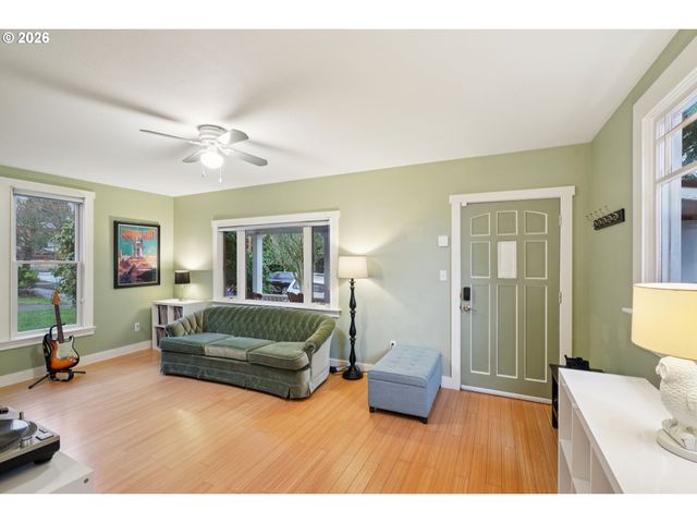 7624 Se MORRISON St, Portland, OR 97215